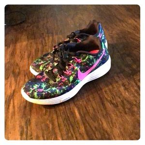 Women’s Nike tennis shoes